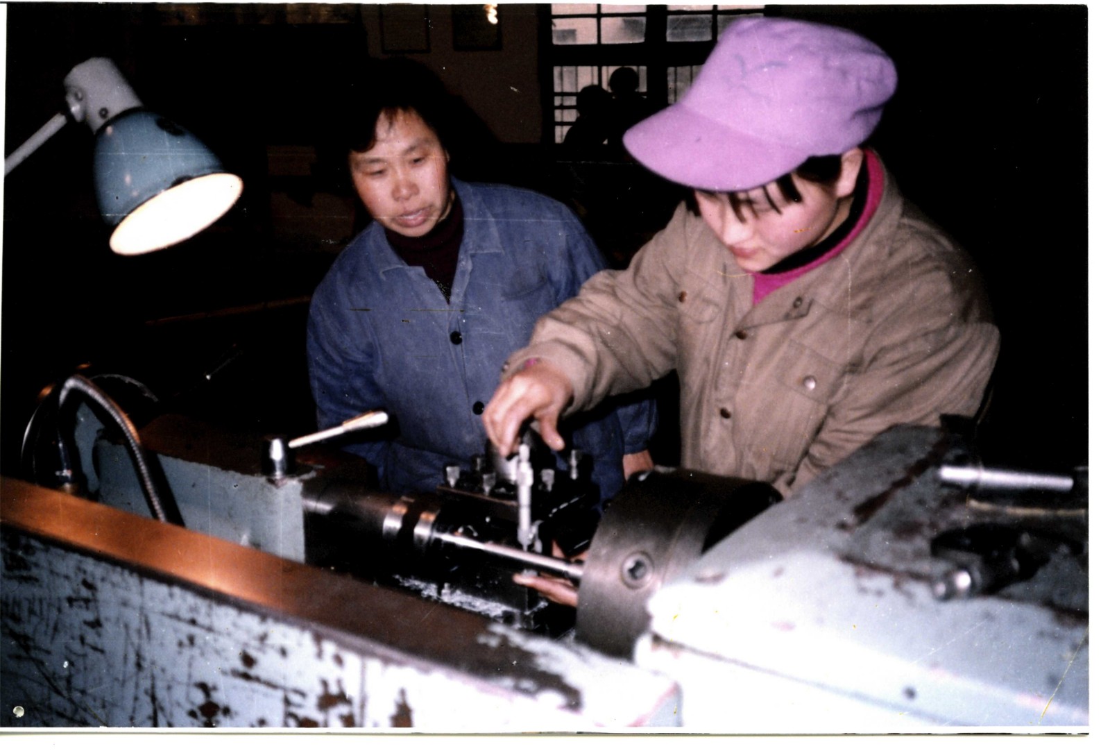 当时的学生在河南省一技校车间实习