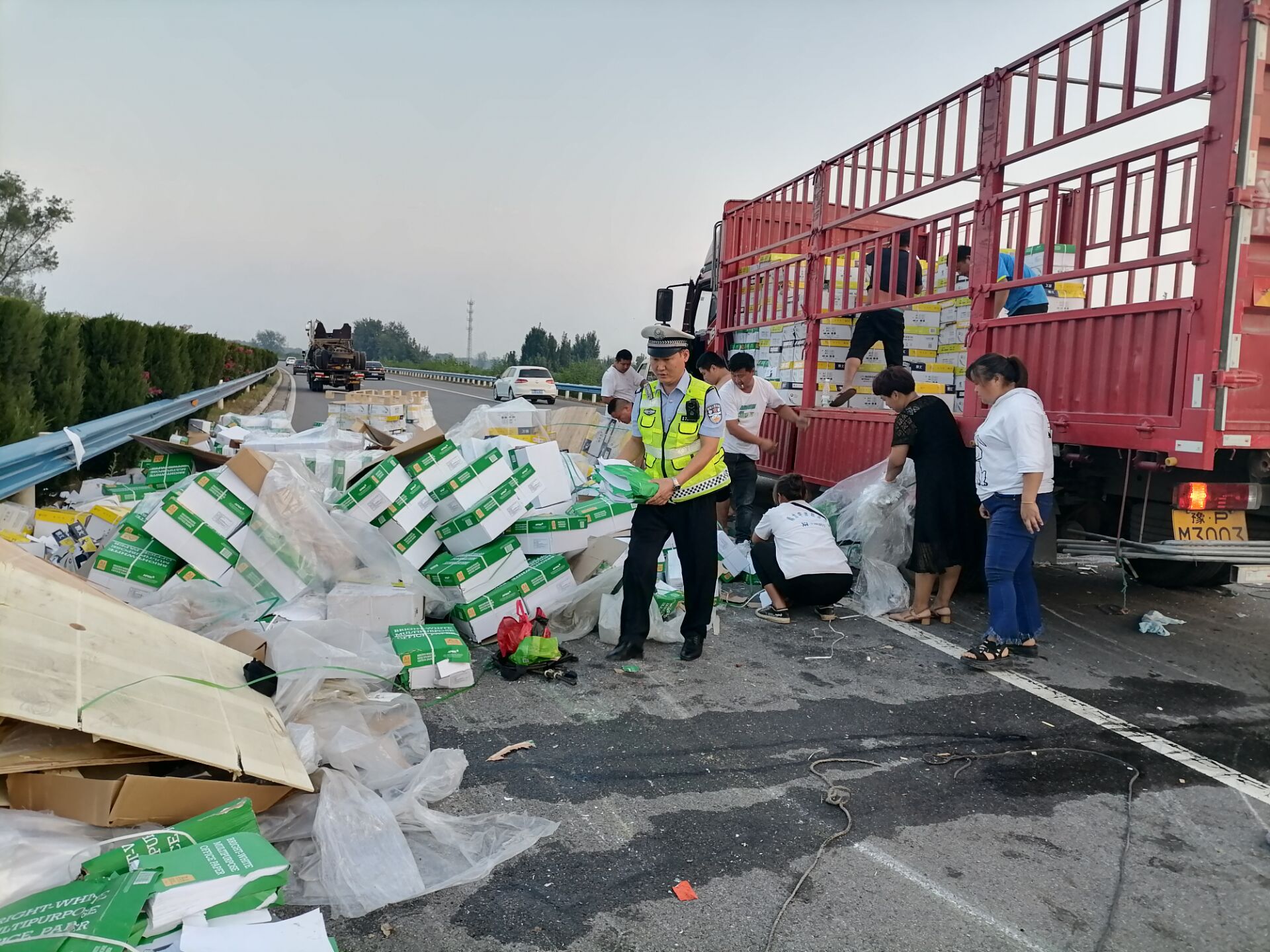 法制|突发！小“马”拉大车 货车严重超载前轮爆胎侧翻