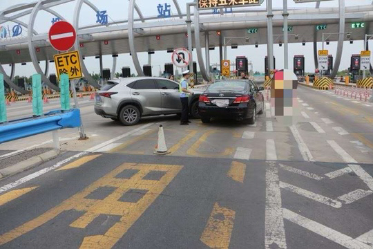 交通|图省事司机收费站区内乱调头，引发事故两车损失近10万