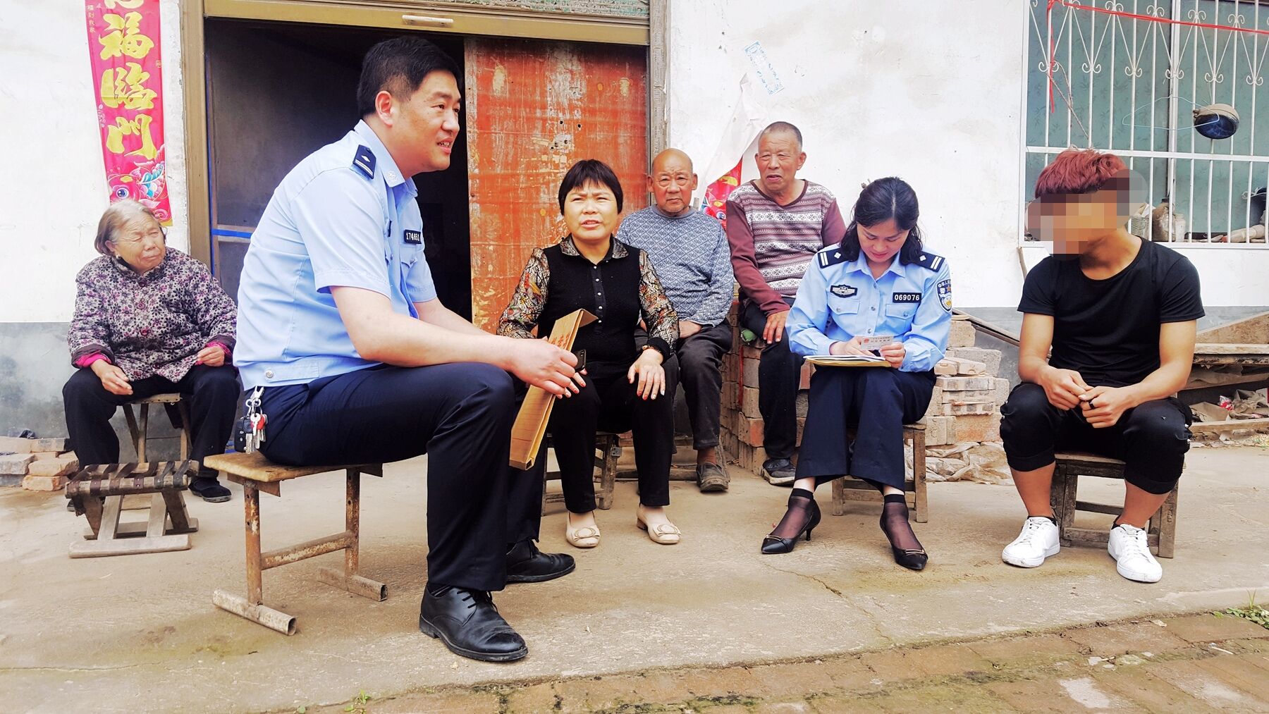 5月29日,周口市商水县胡吉镇的小张拿到临时身份证后,连连对辛苦奔波