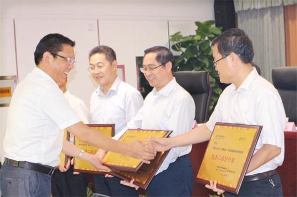农银人寿河南分公司党委书记、总经理刘从俊为获奖二级分行颁奖