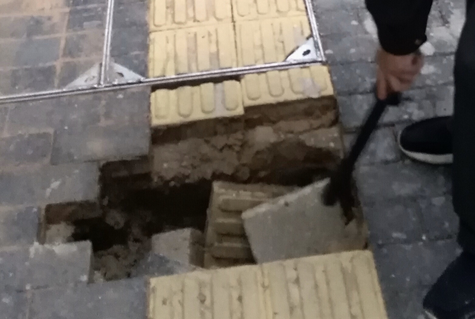 |一米多宽的通道上暗藏“陷阱”，行人路过胆颤心惊