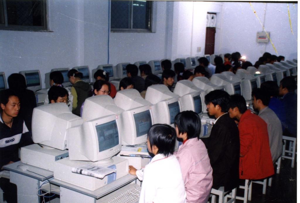  1998年学校礼堂建成