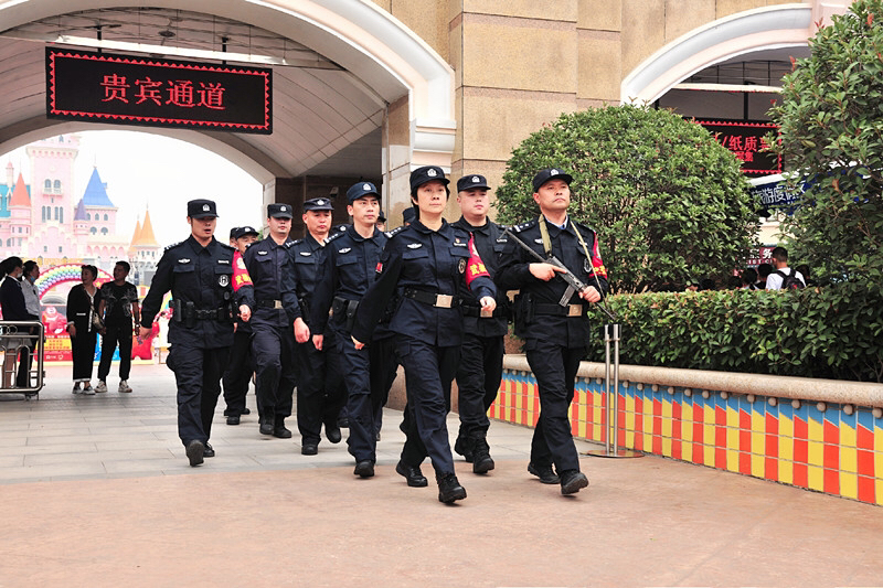 |女局长带队开展武装巡逻 ，中牟警方双节期间为群众安全保驾护航