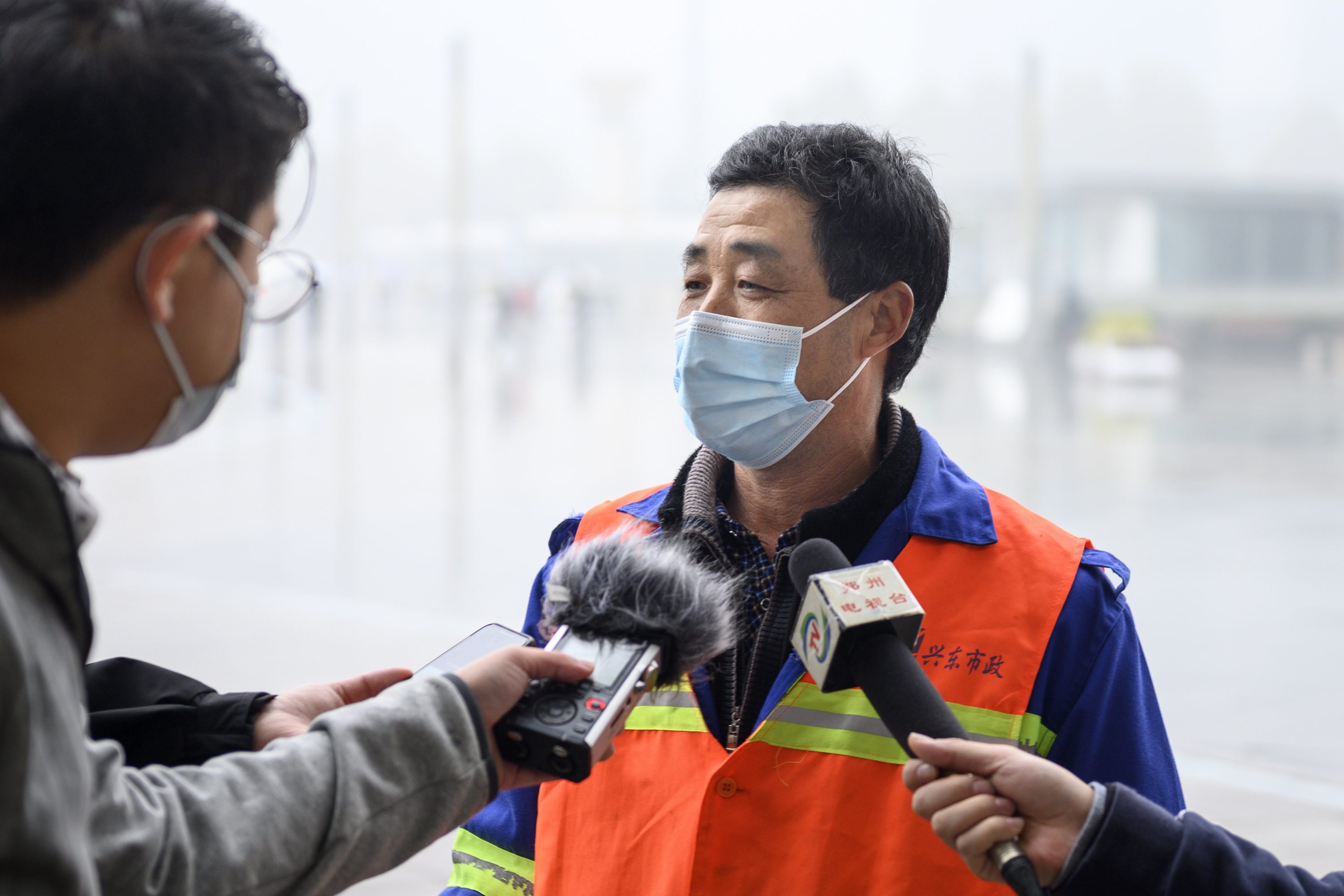 |全国首例!“郑州造”城市管养机器人亮相高铁站