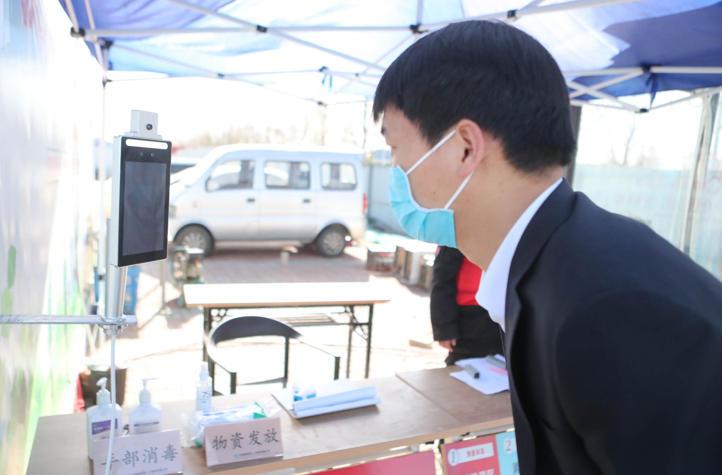 #疫情#【重点工程复工探访】复工率100%!这个建筑工地有啥“战‘疫’宝典”?