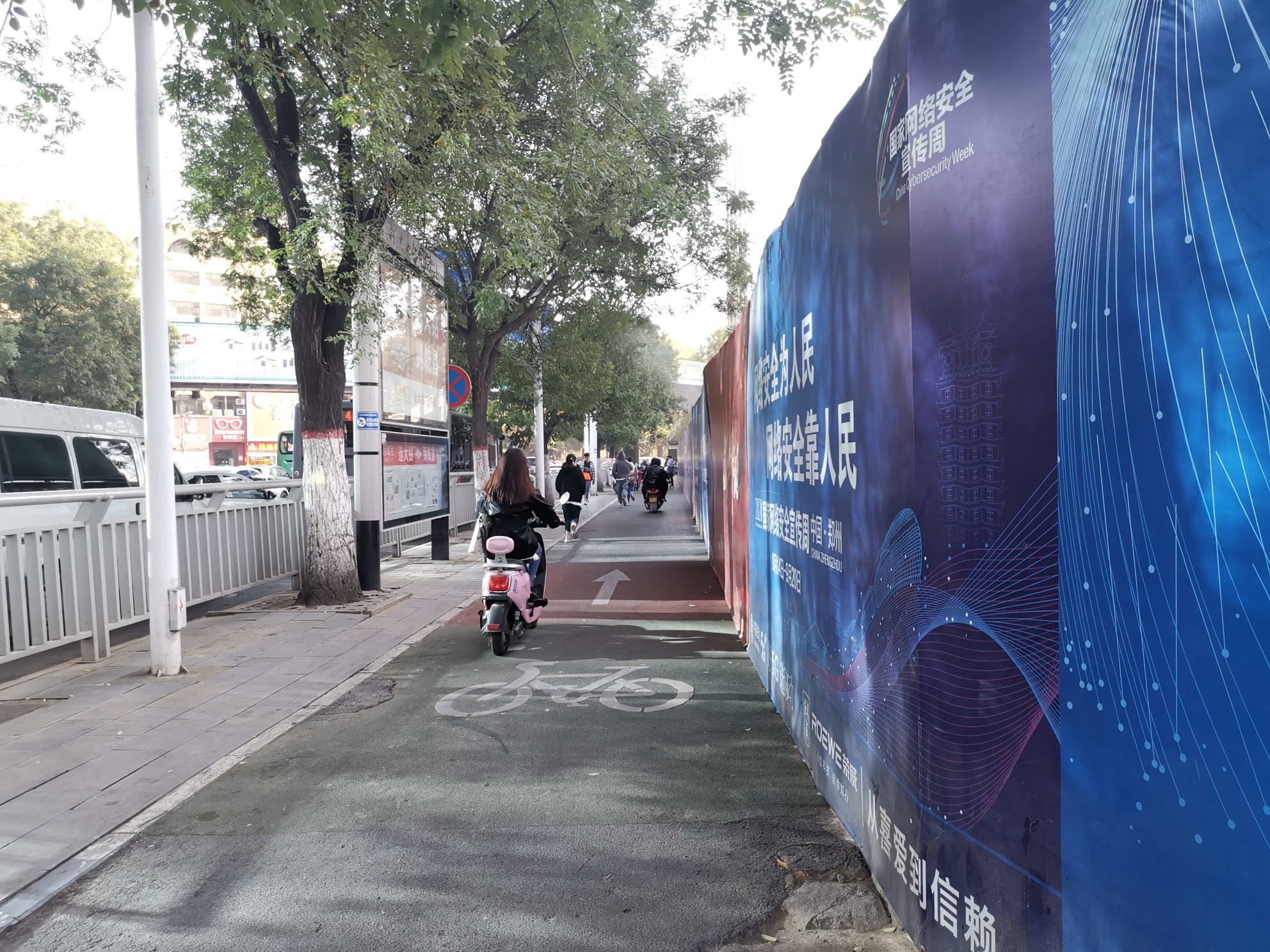 |郑州市民：“这个商场施工太霸道！”围挡过期不拆，漫天扬尘……