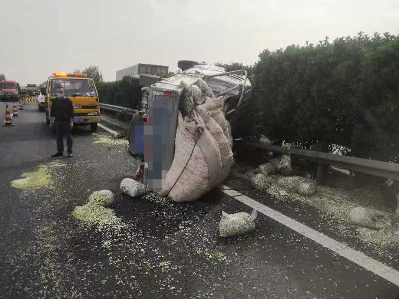 『交通』货车高速行驶突遇爆胎，一个动作导致车辆侧翻