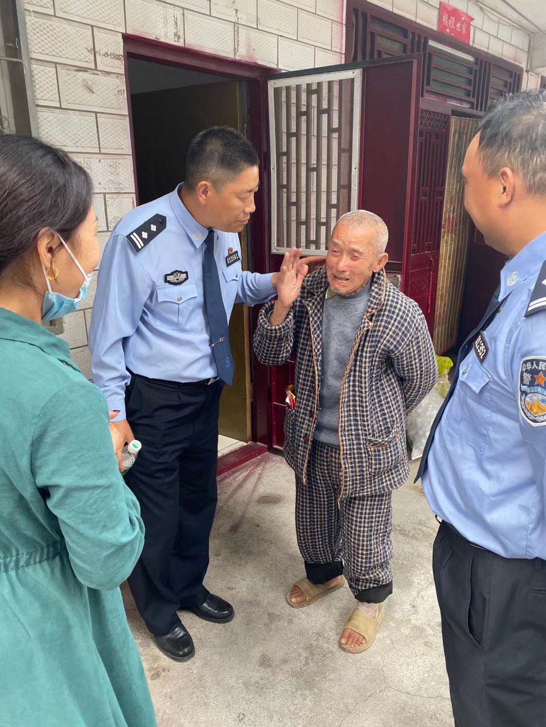 |93岁老人节日走失 民警寻家助其团圆