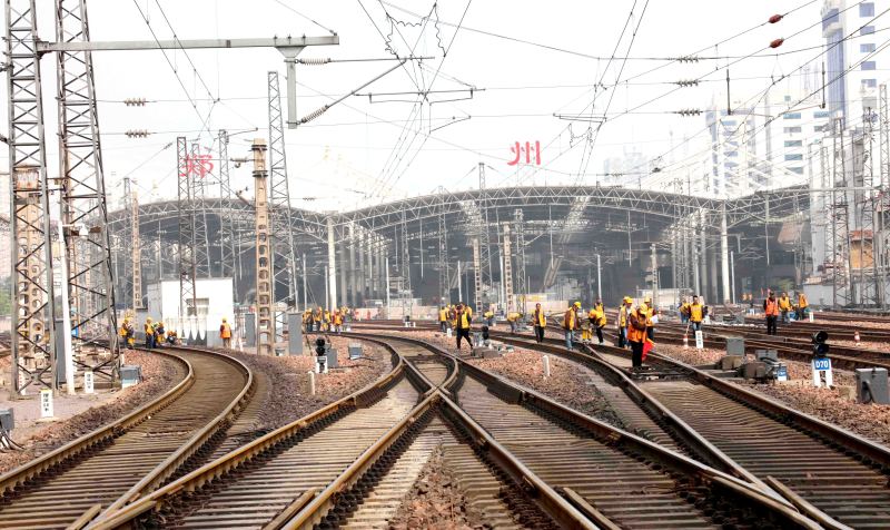 郑州,许昌,开封等3个探伤工区,对郑州车站股道钢轨进行联合探伤作业