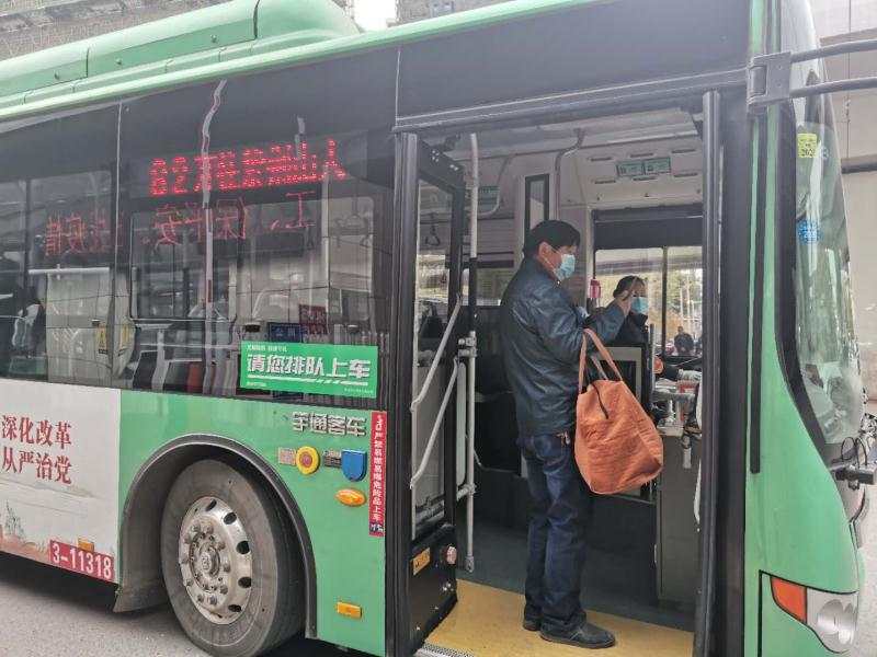 【口罩】乘公交可以摘口罩了？郑州车长向乘客说不