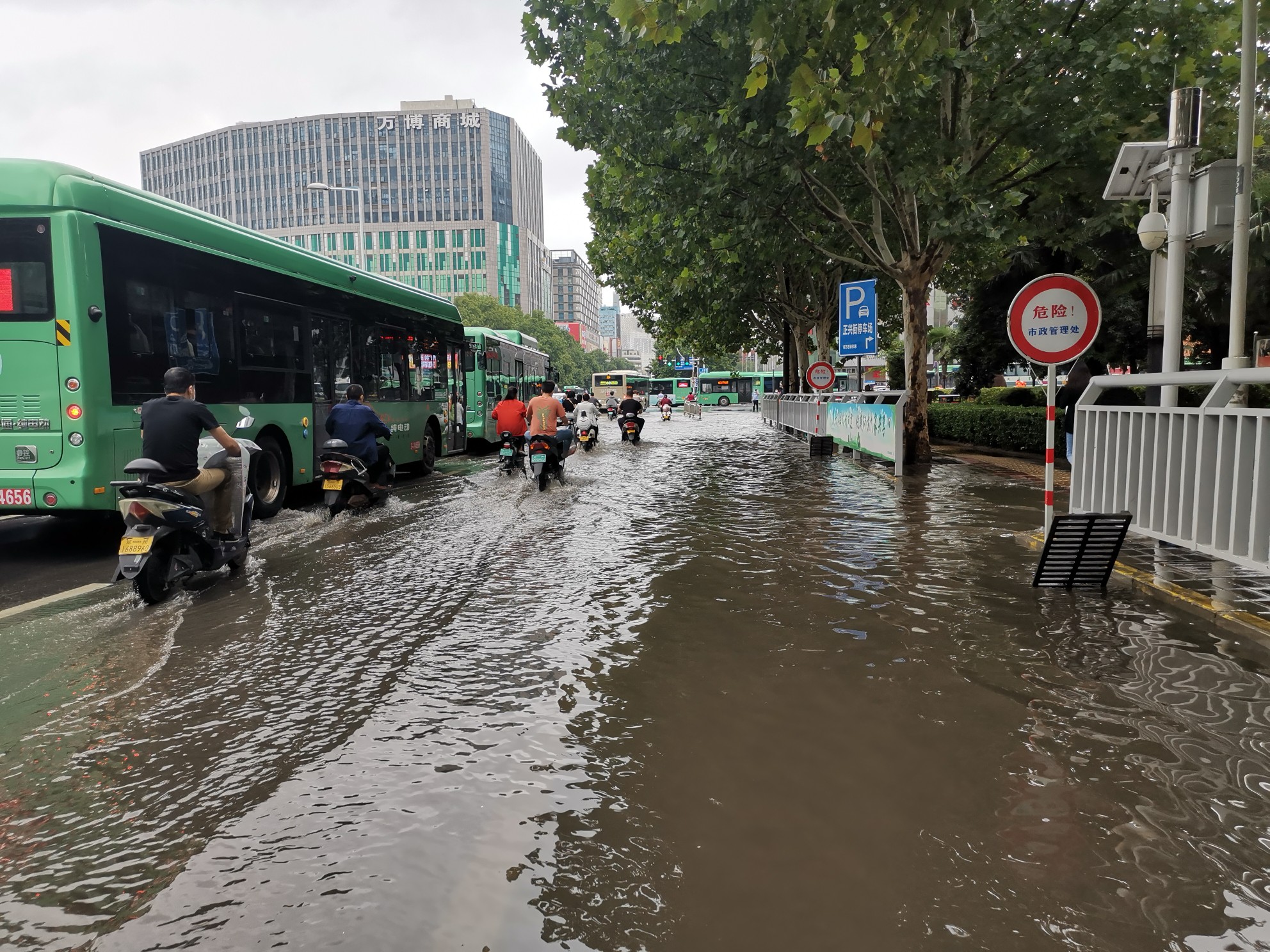 一夜降雨后郑州城区多处积水点积水正逐渐散去