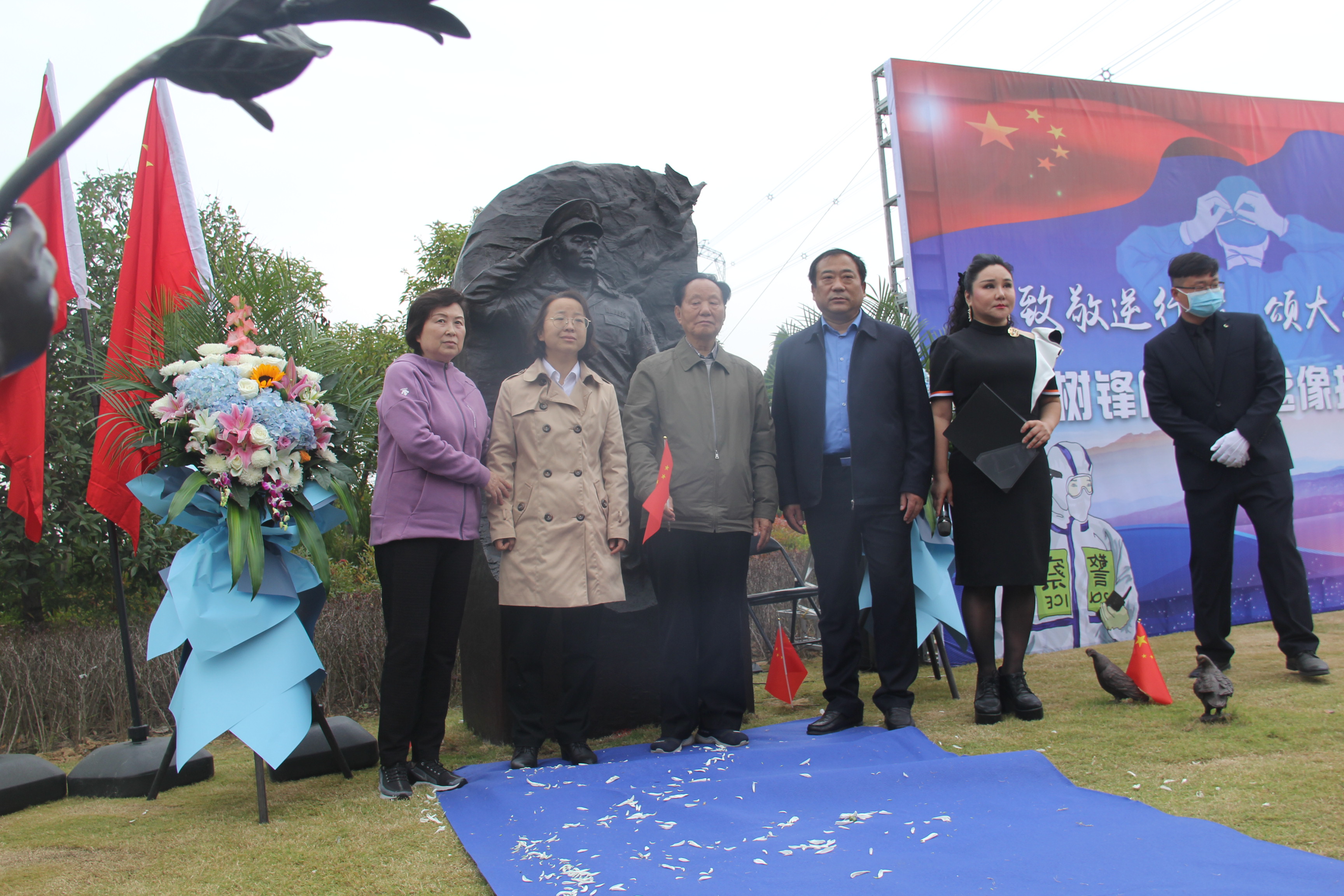 樊树锋纪念像揭幕，缅怀致敬这位倒在抗疫一线的英雄