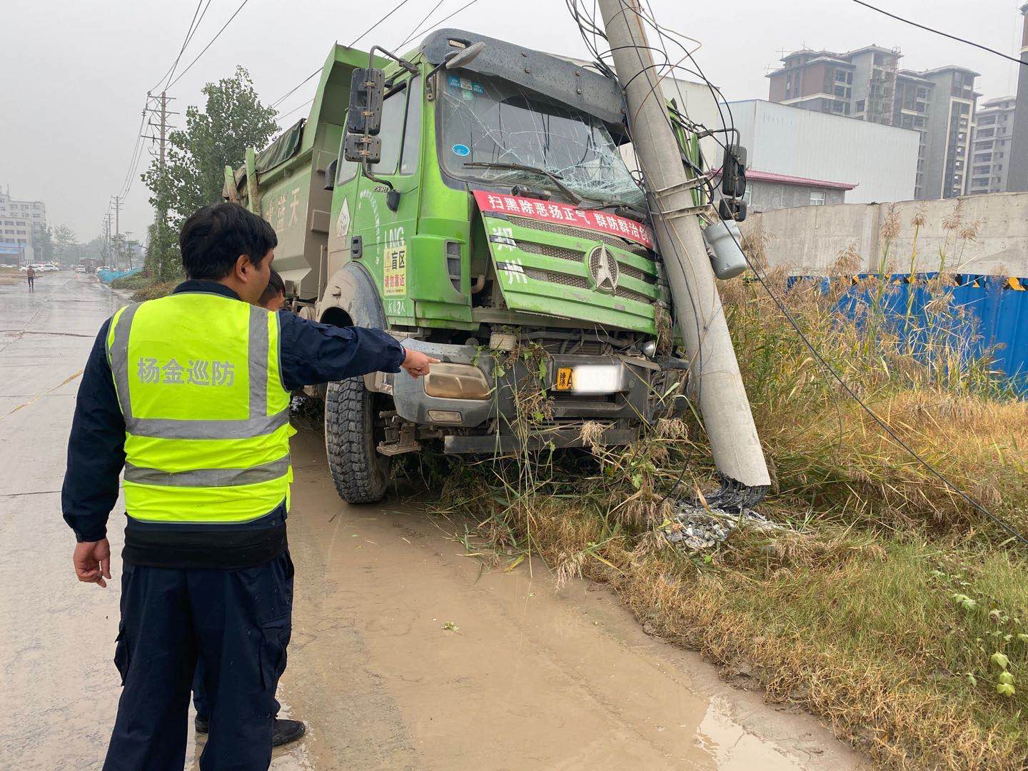 |躲变道车跑偏！渣土车一头撞断高压线杆