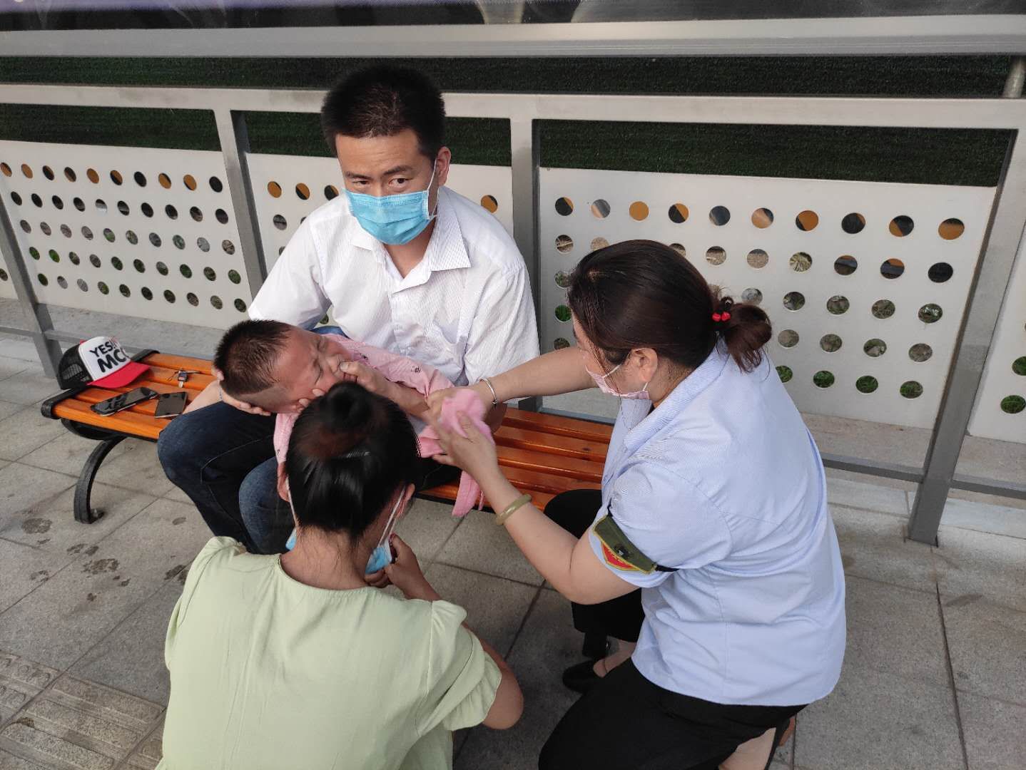 育儿两岁半幼童发高烧送医途中发生抽搐跌落马路上 危急时刻她出手了