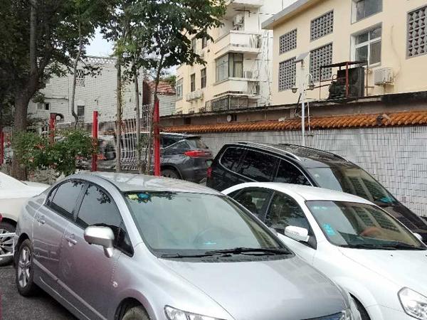 金水河畔 郑州黄河饭店“圈地”私设停车场？