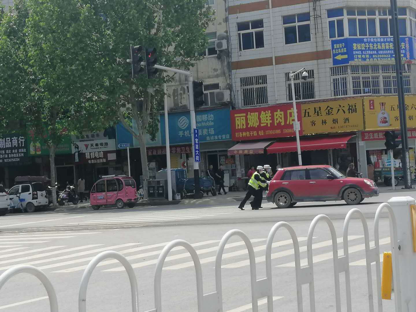 「偷拍」中牟俩女交警在大街上被人“偷拍”，咋回事？