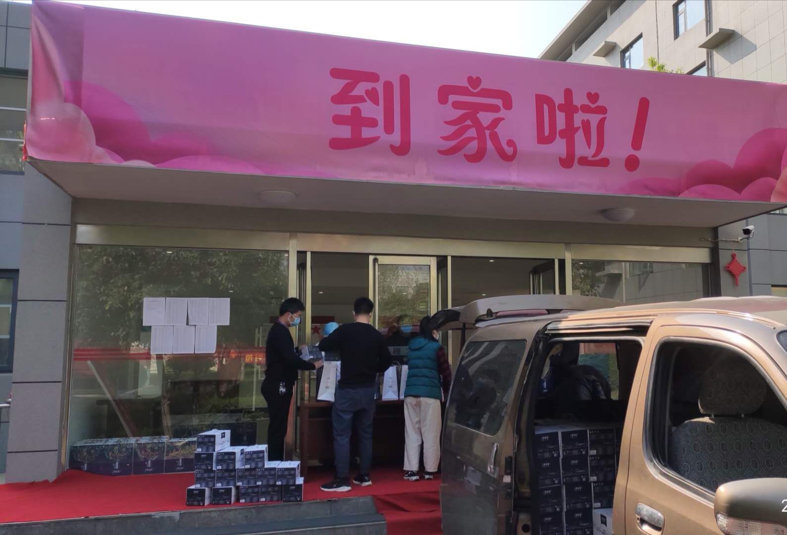 『社会万象』84岁老人捐赠380提牛奶致敬抗疫英雄 背后故事令人肃然起敬