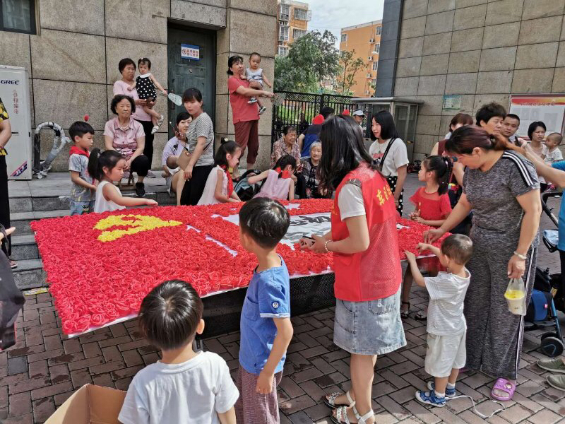 燃爆了中兴路社区居民千朵鲜花绘党旗为党的生日献礼