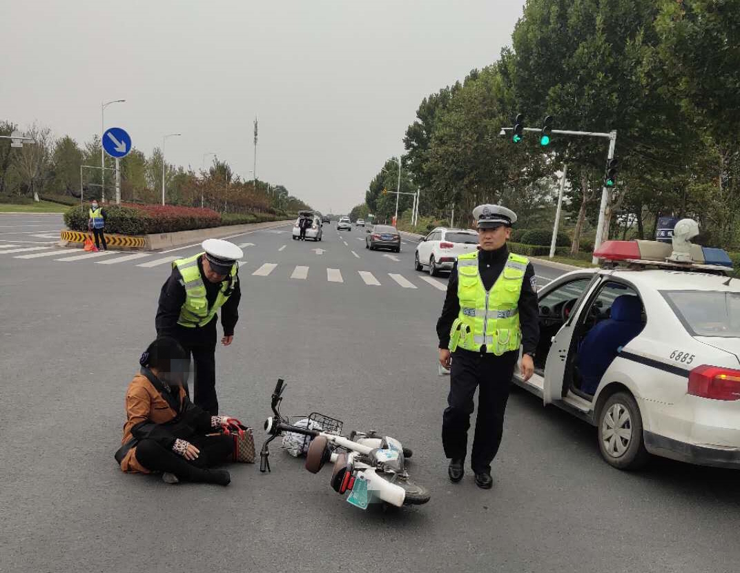 |中牟一女子被撞倒在马路中间，巡逻交警忙上前扶起