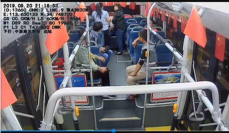 吓人郑州公交车上一男子突然倒地浑身抽搐嘴角流血乘客车长紧急救助