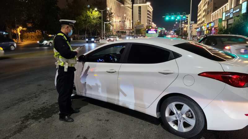 |郑州交警九大队持续开展“百日专项整治”周末夜查统一行动