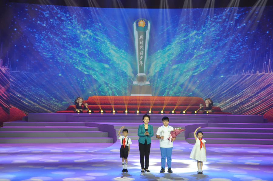 河南省委常委、宣传部长赵素萍给王小虎颁奖 河南文明网 安艳鸽摄