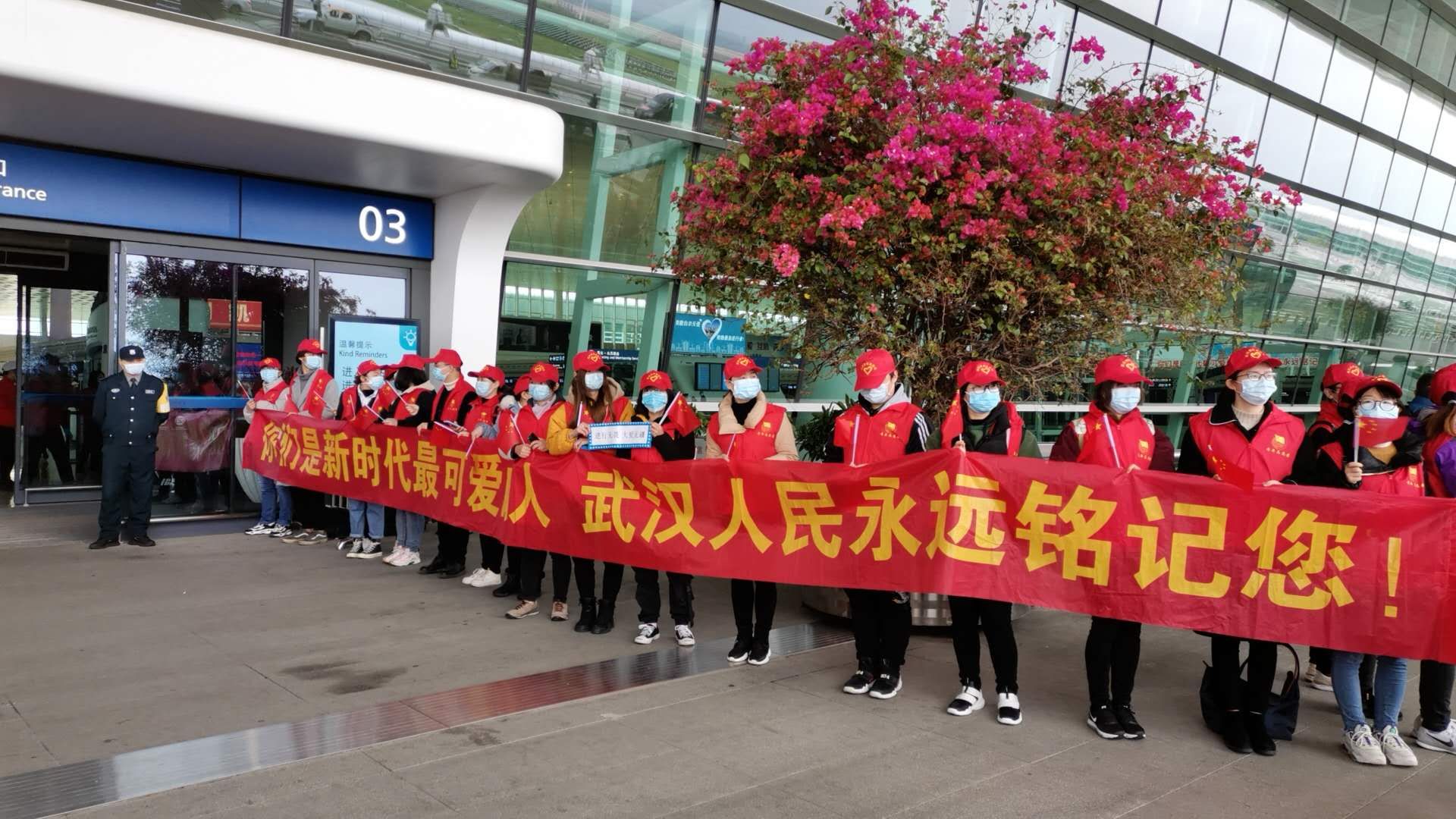 [医疗]河南第11批支援湖北医疗队今日凯旋！武汉人民夹道欢送