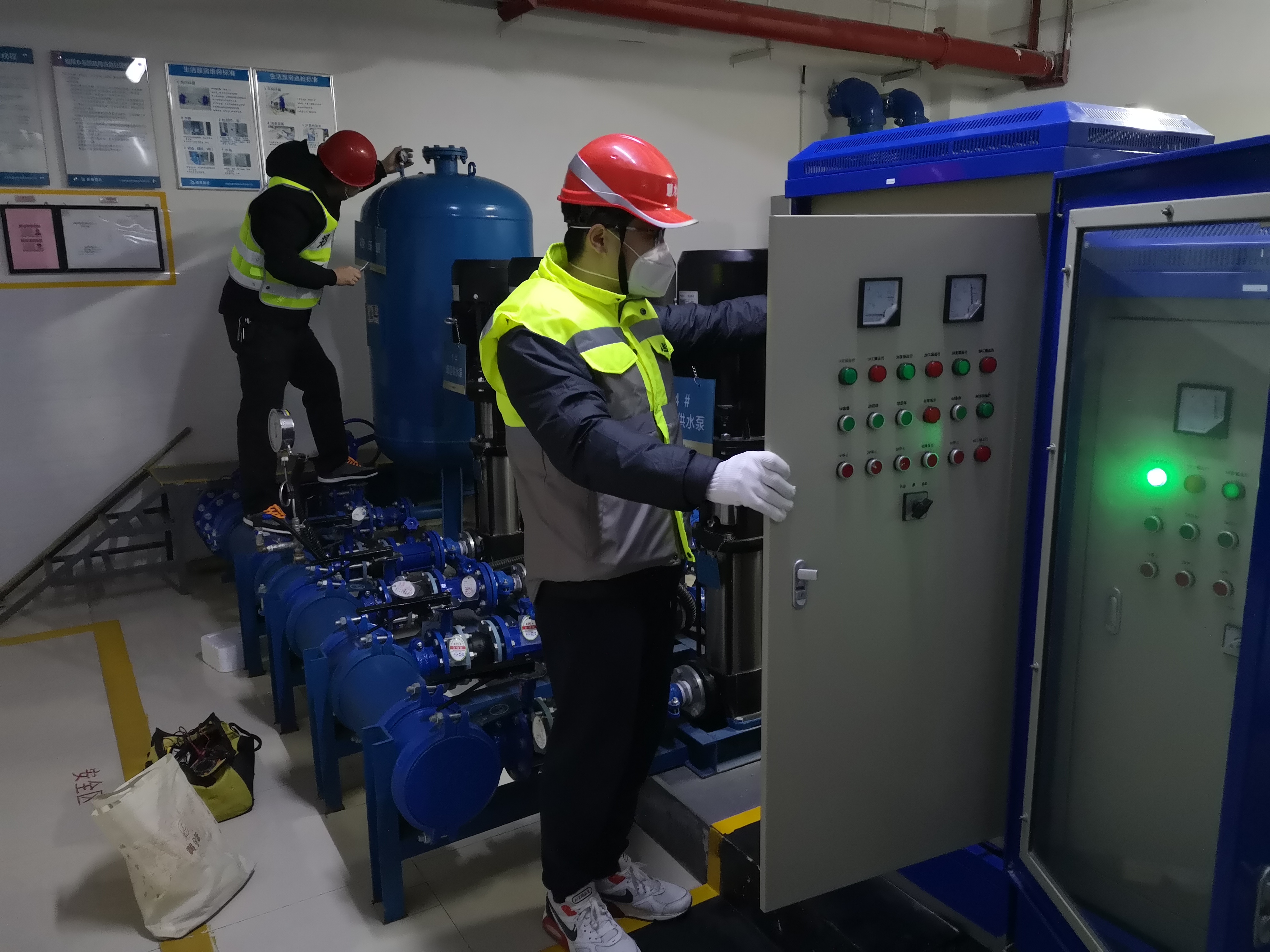 逆风而上郑州供水抢修人员奔赴俩小区解决800余户居民用水难题