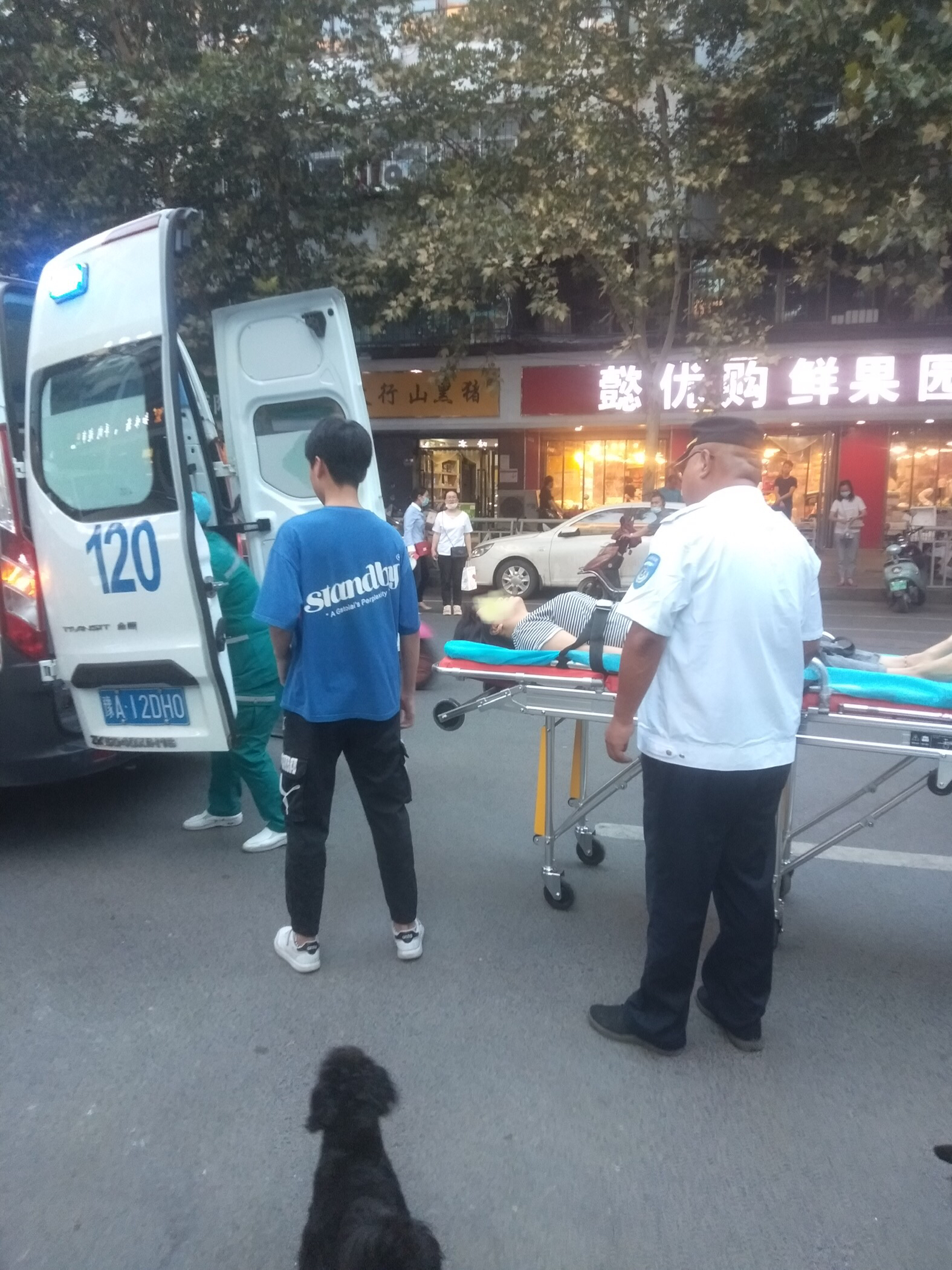 法制|女子在家中突然晕倒急需送医，热心人合力抬下楼