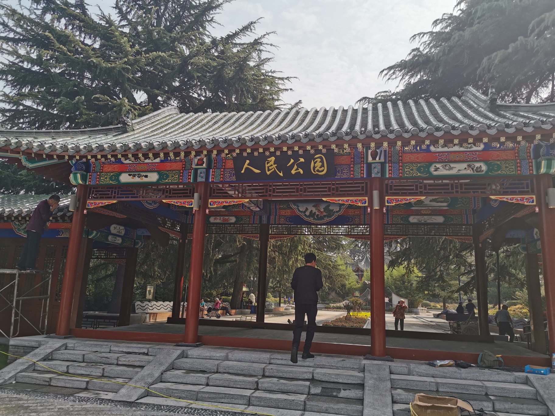 郑州人民公园西门大变样:服务设施更便民!-大河报网