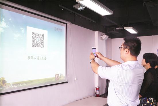 图为该公司员工正在演练“电子信函”服务推广流程 (1)