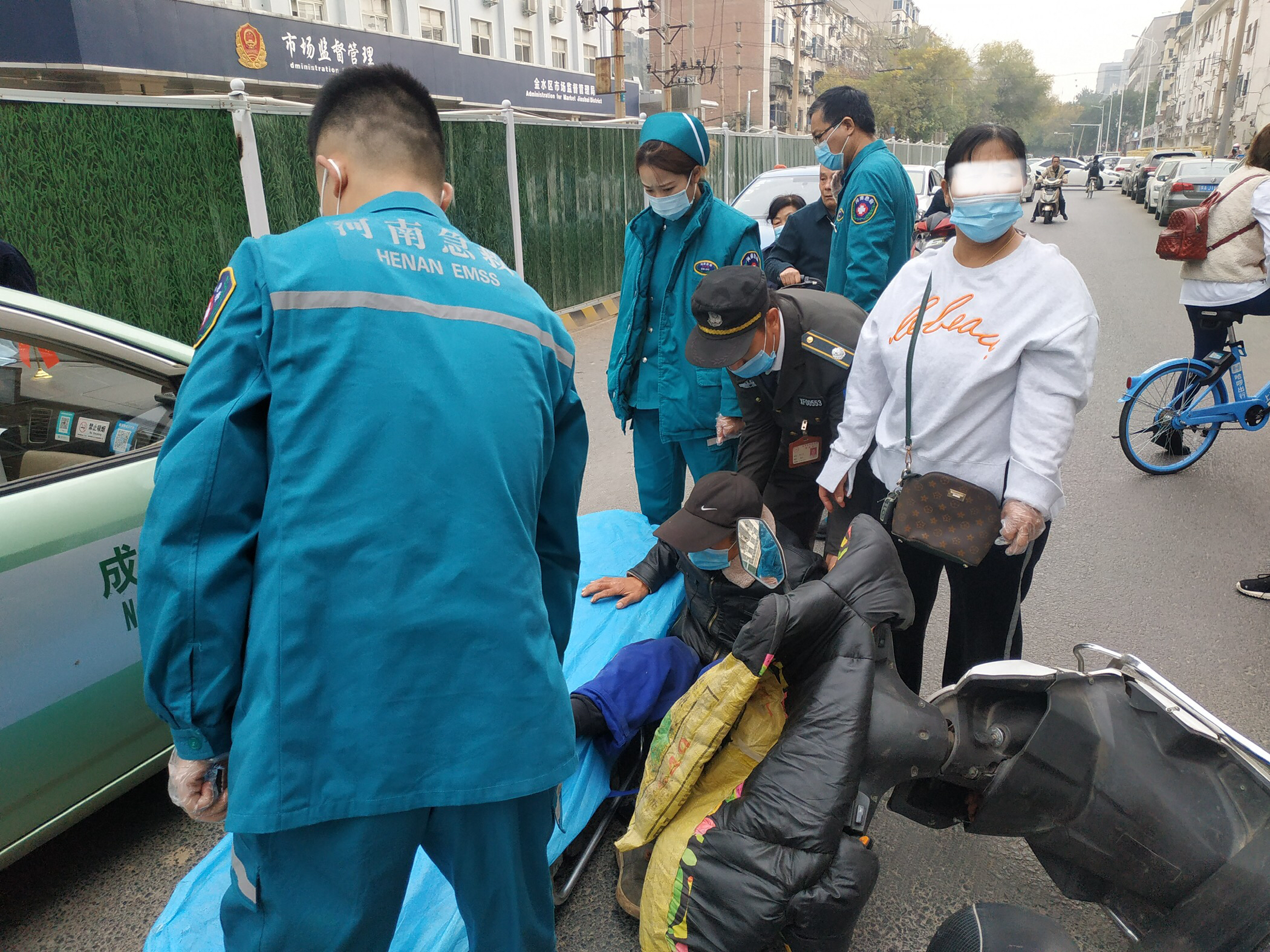 |轿车与电动车相撞，骑车男子倒地后摸着脚直喊“疼”