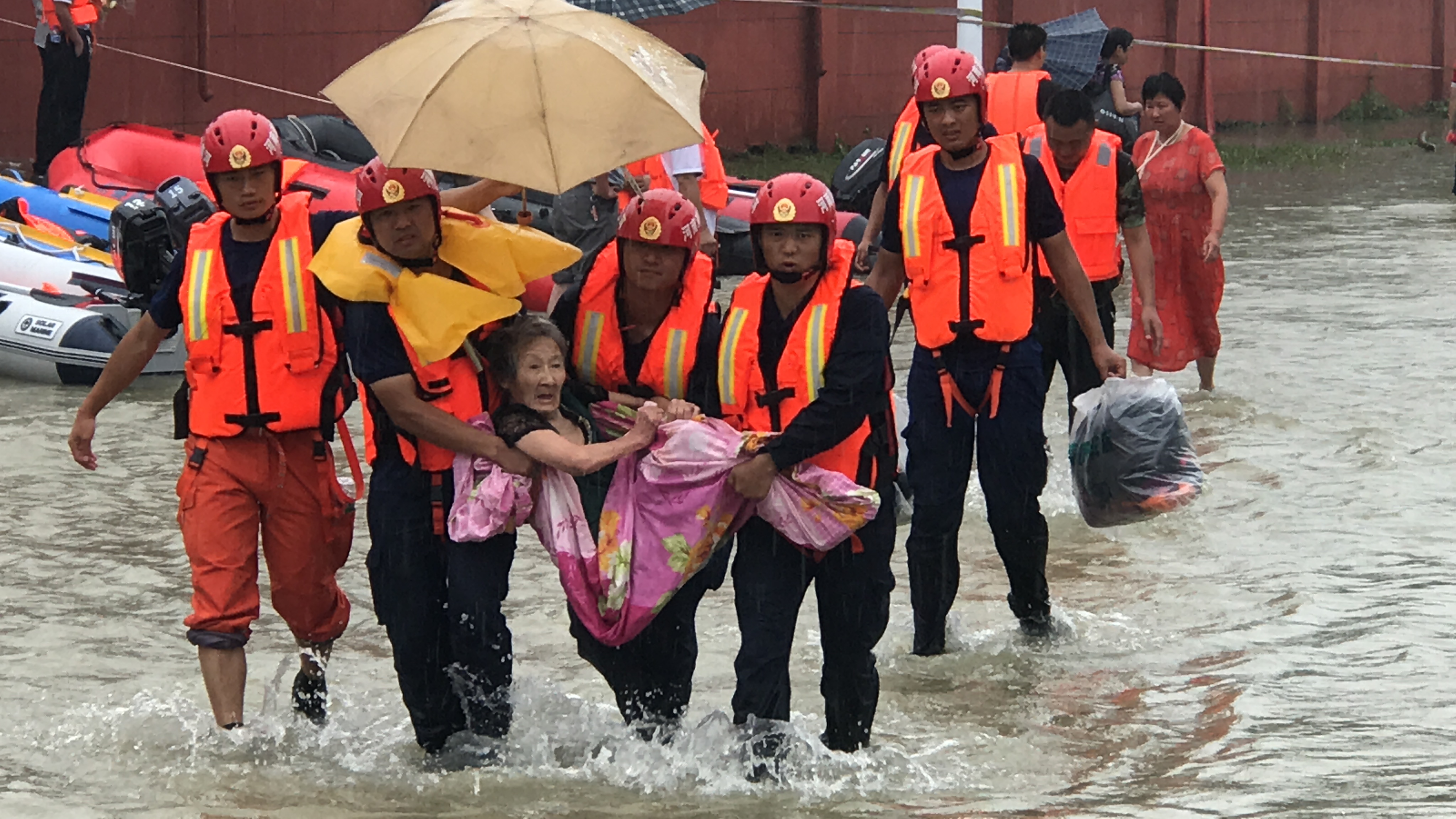 橡皮艇|救下重病老人，河南消防员流泪自责：“早来两天就好了！”