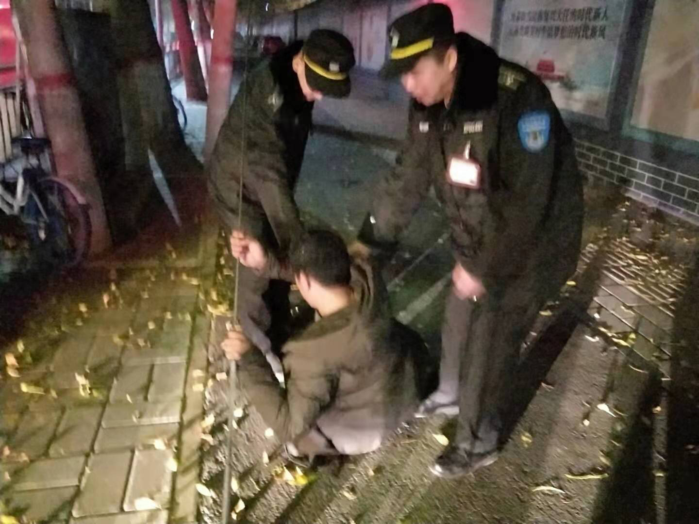 |遇到烦心事想不开，男子借酒消愁雨夜醉倒街头