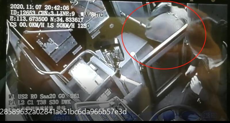 |孩子掉落物品妈妈非要让他自己捡起来，这种教育方式你咋看?