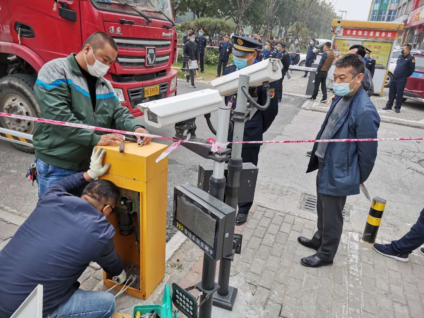 郑州经开区一停车场无证经营，多次查处仍不整改被强行拆除
