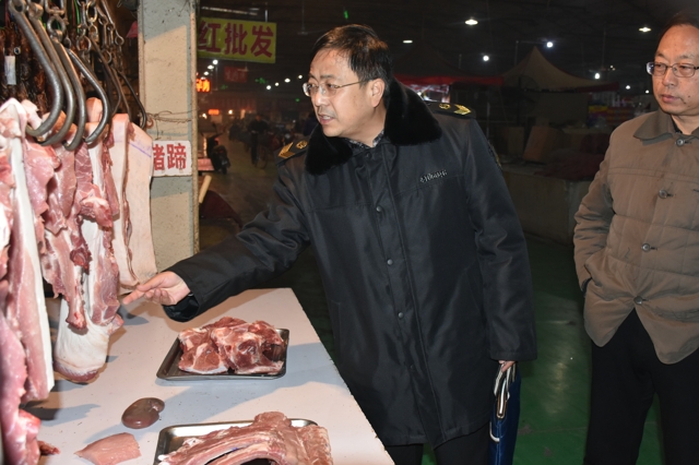 2017年12月29日在安阳市食品药品监督管理局局长郝利民带领食品流通监管科科长张红林在龙安区检查节日市场