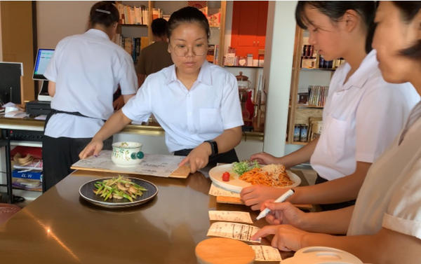 暖！郑州这家餐厅上演“默剧”，超半数员工是聋哑人