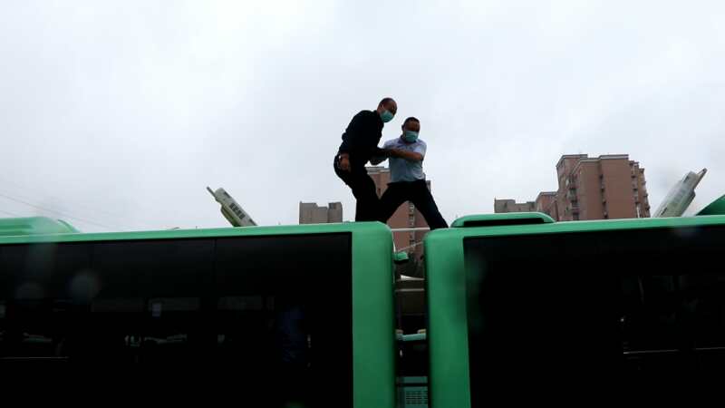 防汛物资|救生衣、绳索和应急手电等防汛物资一个不能少 防汛排涝应急演练真枪实弹，确保汛期市民乘车安全