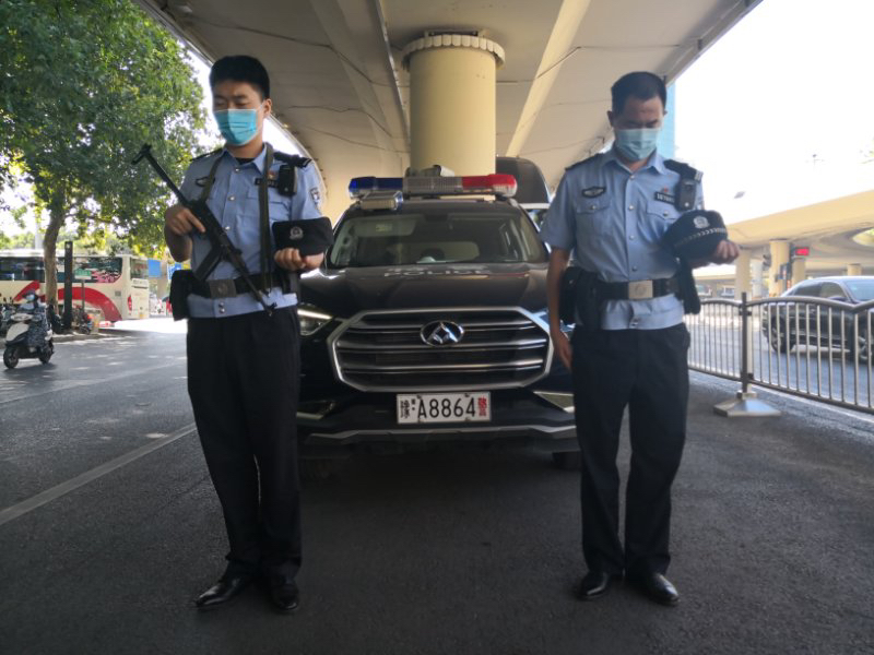 防空警报|震撼！警报拉响，郑州特警脱帽默哀！