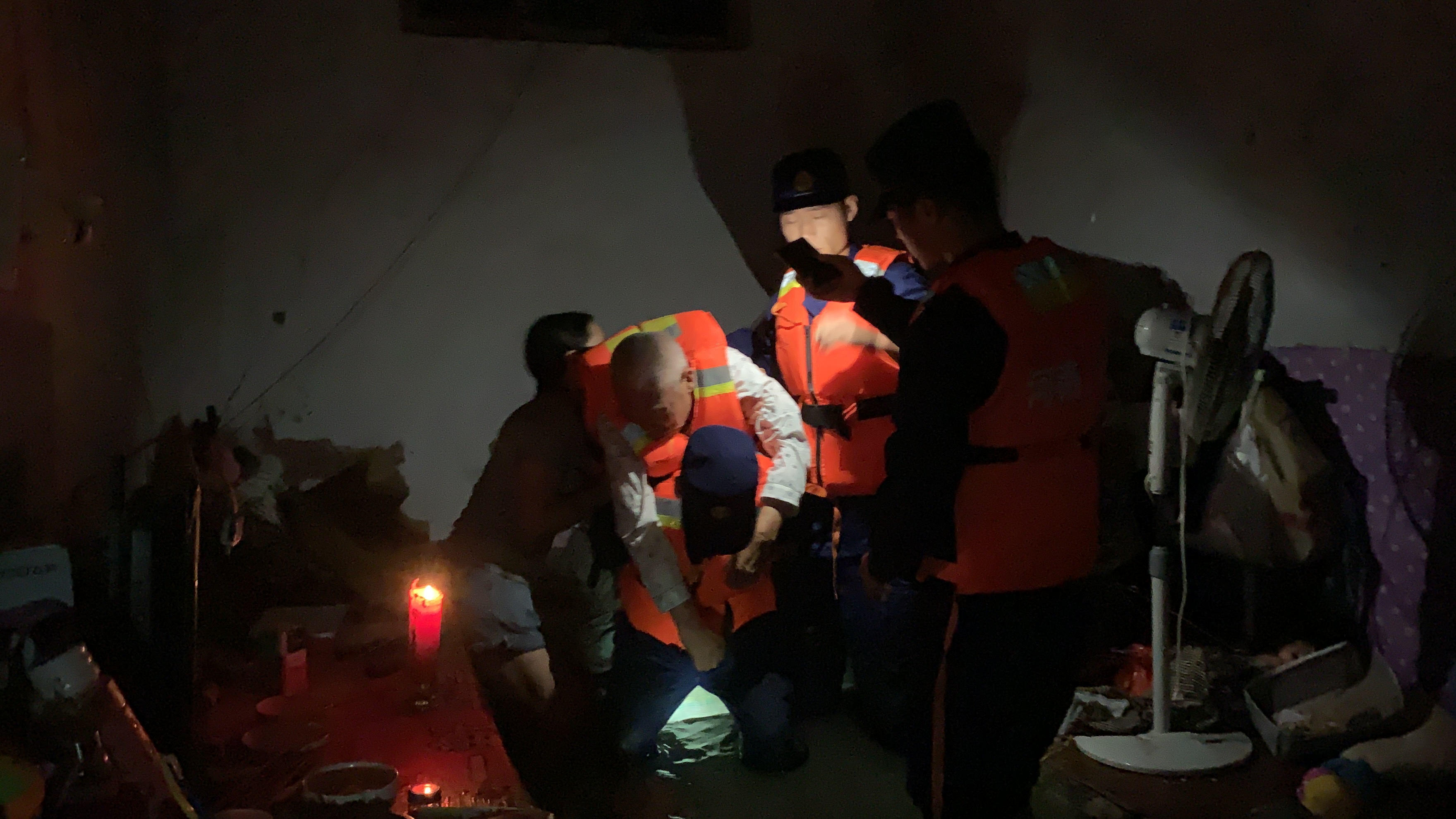 通许|暴雨内涝致七旬老人被困，通许消防连夜开展救援！