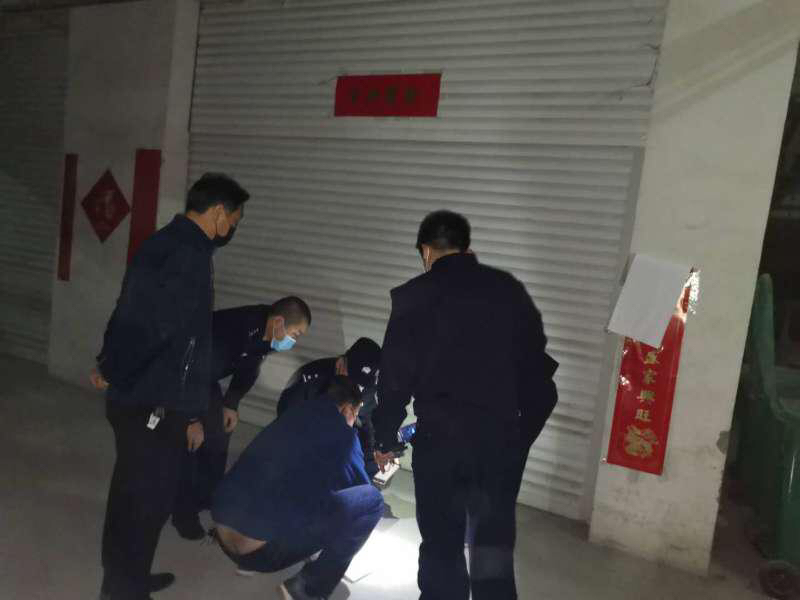 『平板车』发现邻居忘锁车库门 男子用平板车拉走5箱白酒和一箱方便面