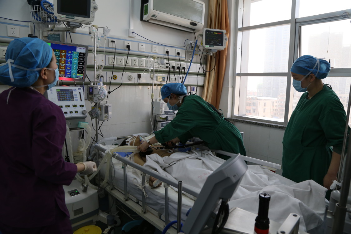 西华县14岁的少年刘洋生命垂危,躺在周口中心医院重症监护室的病床上