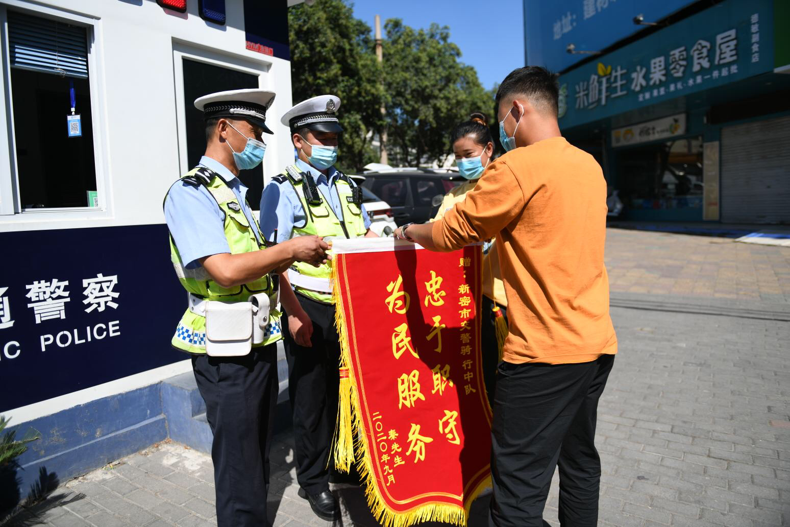 交通|老太被狗咬昏危在旦夕 新密交警一路护送到医院抢救