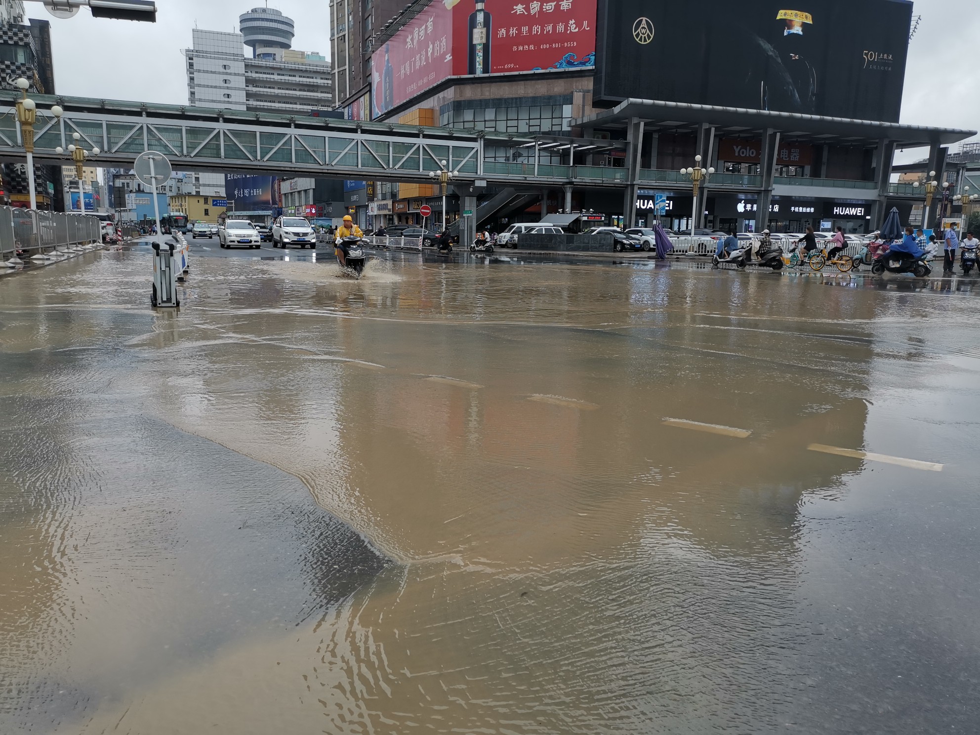 郑州交通|一夜降雨后，郑州城区多处积水点积水正逐渐散去