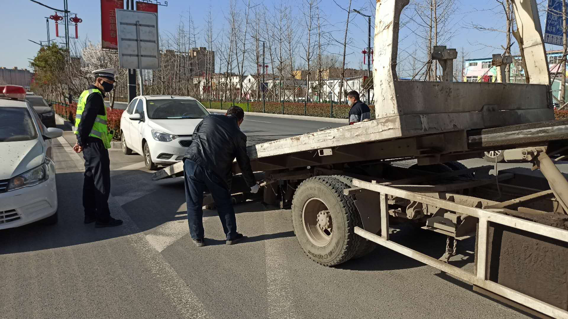 「中牟」中牟交警对城区交通整治下“猛药” 13辆严重违停车被拖移