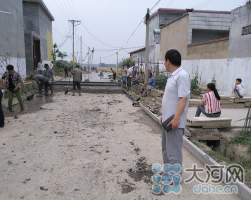 在正整修的村内道路上_副本