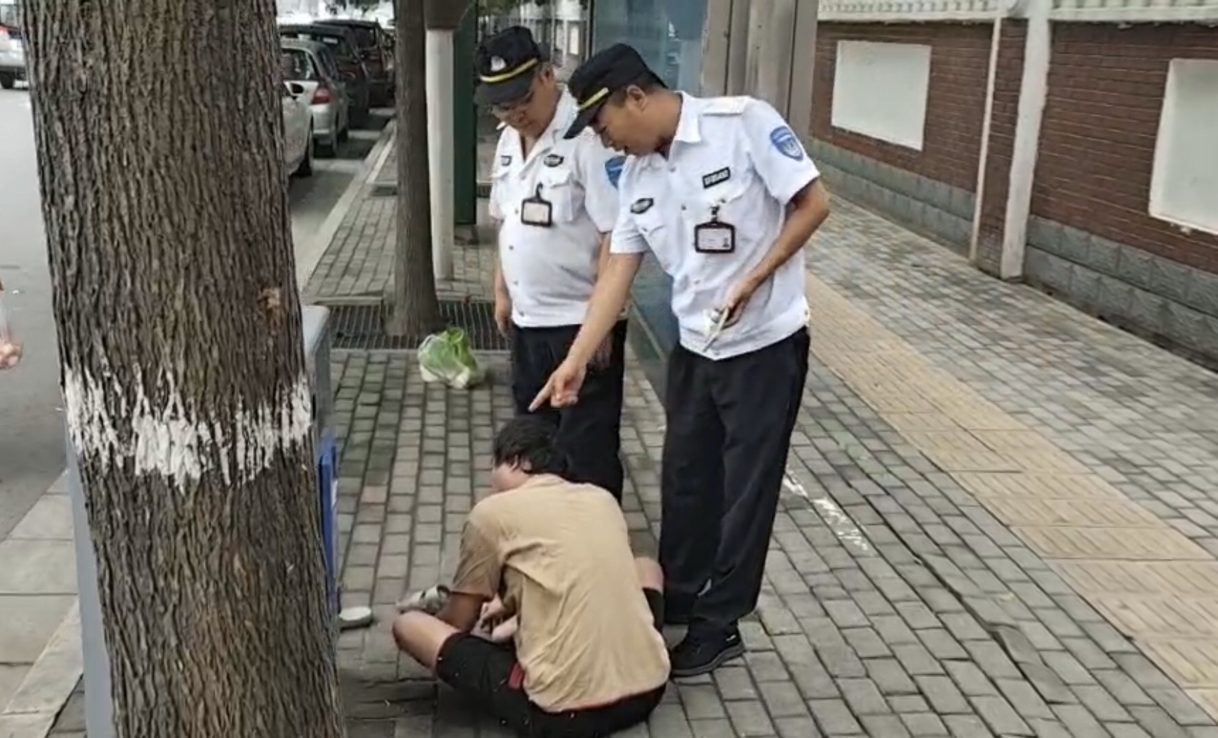 垃圾桶|男子与家人生气外出喝闷酒 结果醉倒在垃圾箱旁睡一夜