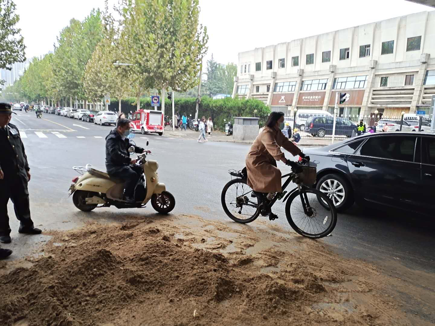 |大货车超高拉沙从高架桥下经过时被“削平”，落下一地沙子扬长而去……